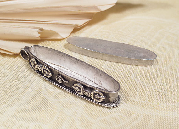 Silber Kapsel OM MANI PADME HUM Amulett  Anhänger aus Nepal Tibet 