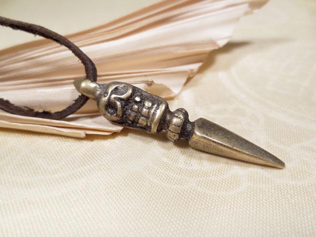 Altes Tibetisches Totenkopf Skull Amulett mit Yaklederband Nepal 