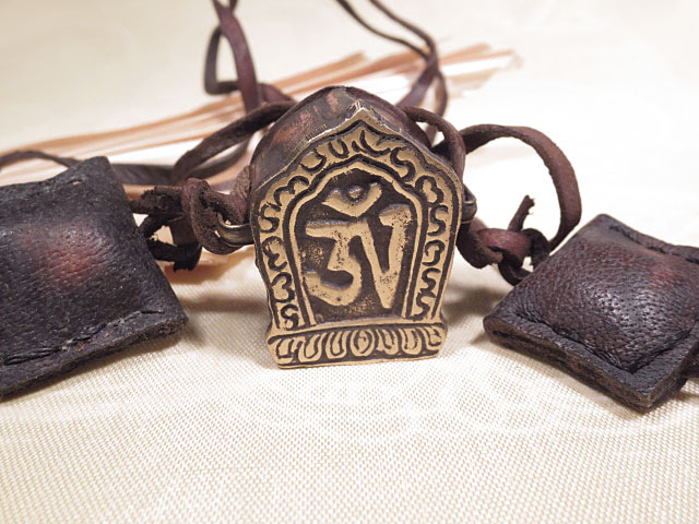 Ghau mit Yaklederband OM AUM Amulett Nepal tragbarer Schrein 