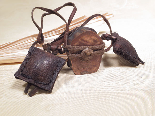 Ghau mit Yaklederband OM AUM Amulett tragbarer Schrein Nepal 