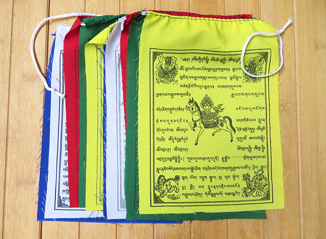 SCHÖNER WANDBEHANG MIT TIBETISCHEN GLÜCKSSYMBOLEN AUS BROKAT IN 5 FARBEN  NEPAL 