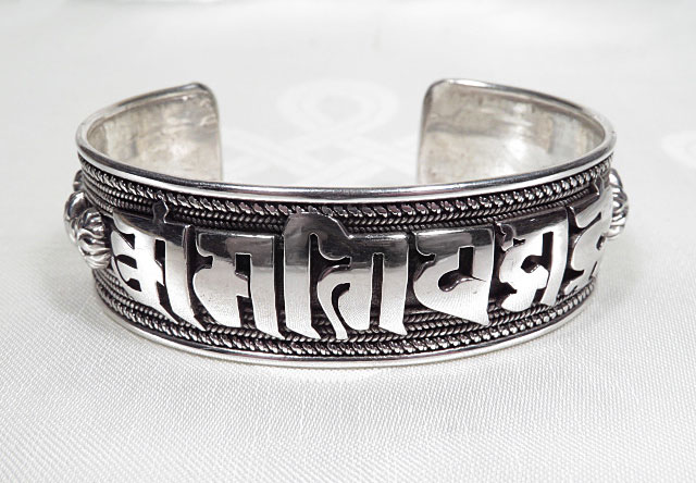 Sehr schöne MALA aus Silber-Beads aus Nepal mit Mantra OM MANE PADME HUM 